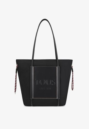 Bolso tote negro hecho de cuero y tela, con un logotipo texturizado, costuras en contraste y dos correas largas. Detalles de cordón texturizado.