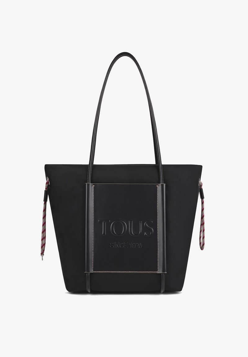Bolso tote negro hecho de cuero y tela, con un logotipo texturizado, costuras en contraste y dos correas largas. Detalles de cordón texturizado.
