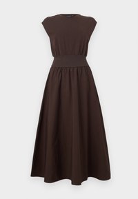 Μίντι φόρεμα χωρίς μανίκια σε σκούρο καφέ χρώμα με εφαρμοστή ριμπ μέση και φούστα με πιέτες σε λευκό φόντο.