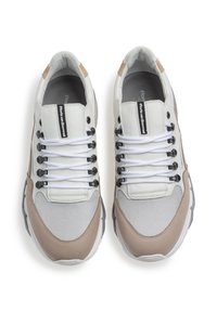 Schnürsneaker mit weißen Leder- und beigen Wildlederakzenten, Mesh-Elementen, schwarzem Zubehör und einer gepolsterten grauen Sohle.