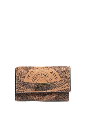 Hnědá kožená peněženka s černým vintage potiskem mapy, zlatou plaketou s logem Gattinoni na předním překlápěcím klopu, obdélníkový tvar, prošité hrany.