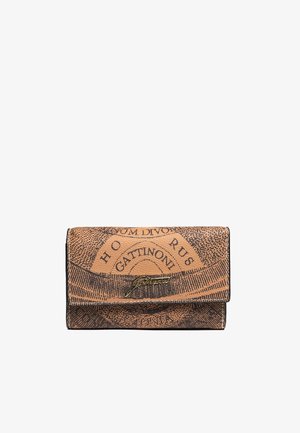 Portafoglio in pelle marrone con stampa di mappa vintage nera, placca con logo Gattinoni dorato sulla patta frontale, forma rettangolare, bordi cuciti.