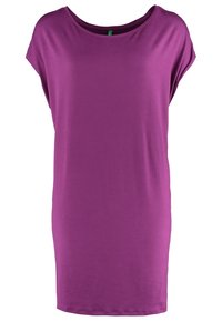 Paarse loszittende jurk met een brede halslijn en korte mouwen. Gemaakt van zachte stof, het heeft een gladde textuur en een ontwerp tot op de knie.
