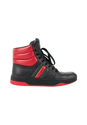 Basket montante noire avec cheville rembourrée rouge, bandes latérales rouges et vertes, lacets noirs et semelle rouge, vue de côté gauche.