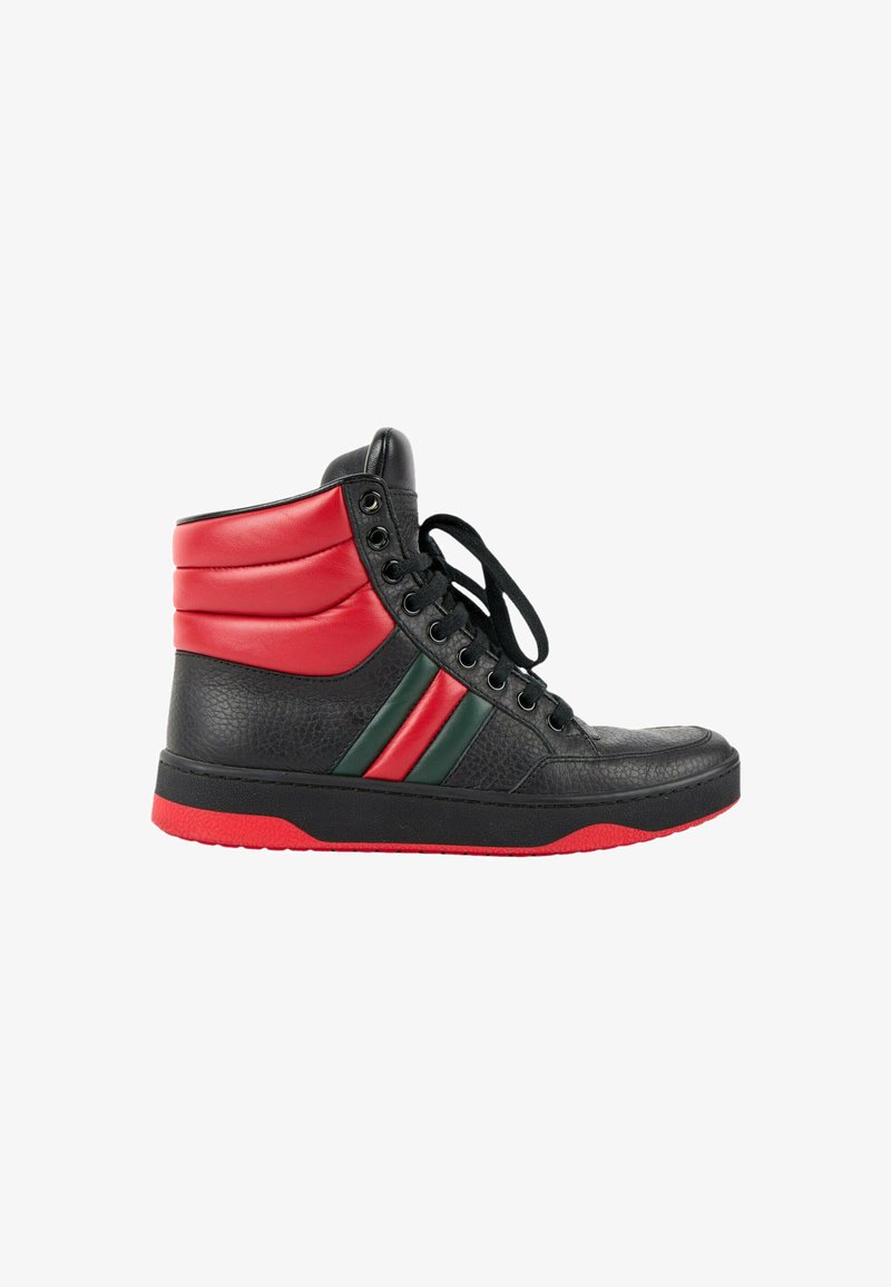 Basket montante noire avec cheville rembourrée rouge, bandes latérales rouges et vertes, lacets noirs et semelle rouge, vue de côté gauche.