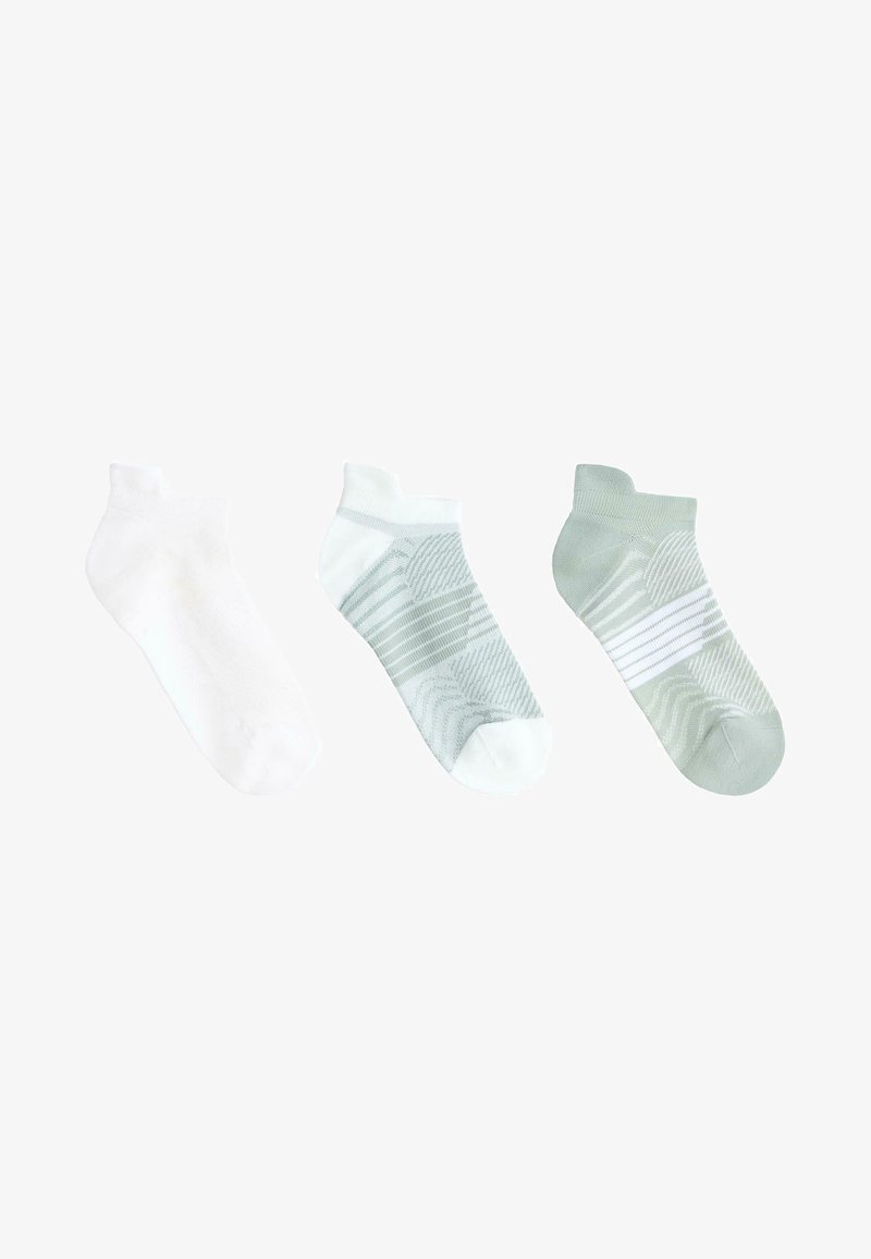 Trois chaussettes basses pour chevilles alignées, une blanche unie, une blanche avec des rayures grises et une grise avec des rayures blanches.