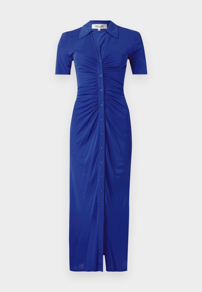 Blaues Hemdkleid mit kurzen Ärmeln, mit gerafften Details, Kragen und einem Schlitz am Saum, aus einem glatten Stoff gefertigt.