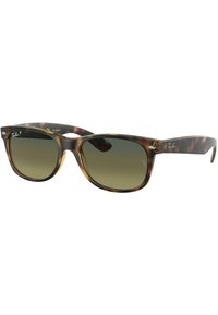 Occhiali da sole tartarugati con lenti polarizzate verdi. Presentano un design rettangolare classico e accenti in metallo sulle tempie.