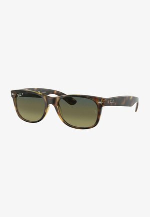 Occhiali da sole tartarugati con lenti polarizzate verdi. Presentano un design rettangolare classico e accenti in metallo sulle tempie.