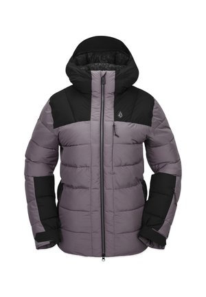Chaqueta aislante acolchada con un cuerpo lila y detalles en negro, cremallera frontal, capucha y bolsillos laterales con un diseño elegante y acolchado.