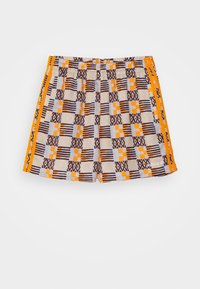 Pantalones cortos estampados con una mezcla de diseños geométricos en naranja, marrón y azul claro, con cintura elástica y rayas acentuadas en los lados.