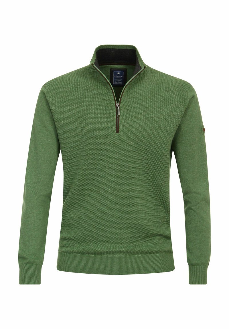 Zielony sweter z dzianiny z zamkiem przy szyi, o teksturowanym wzorze, z prążkowanymi mankietami i dół, ozdobiony małą metką z logo na rękawie.