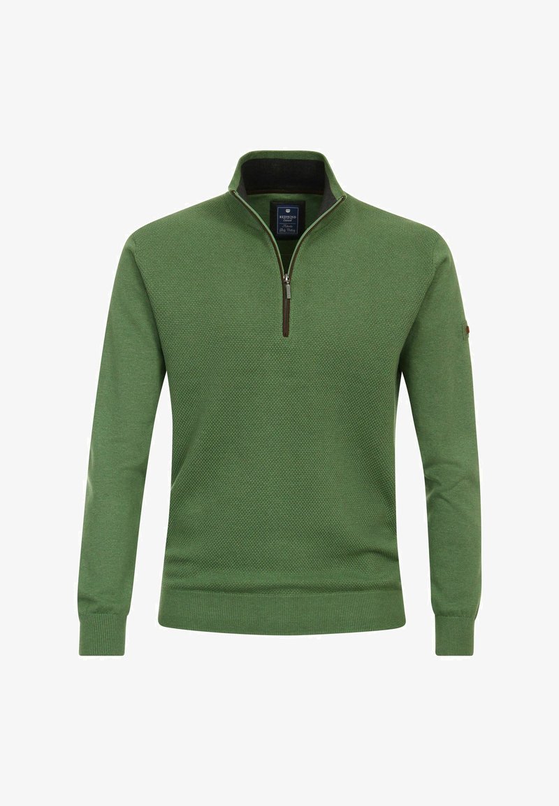 Zielony sweter z dzianiny z zamkiem przy szyi, o teksturowanym wzorze, z prążkowanymi mankietami i dół, ozdobiony małą metką z logo na rękawie.