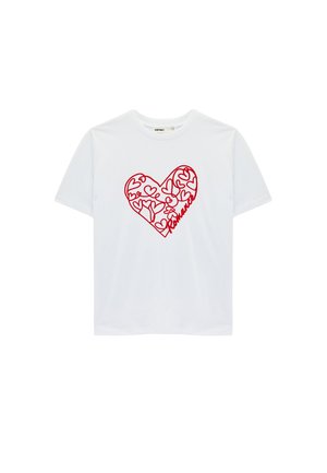 T-shirt blanc à manches courtes avec un grand cœur rouge composé de petits cœurs reliés entre eux et le mot "Romance" à l'intérieur.