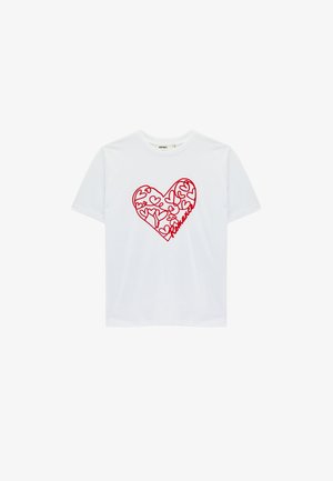 Wit T-shirt met korte mouwen met een groot rood hartontwerp gemaakt van kleinere verbonden hartjes en het woord "Romance" erin.