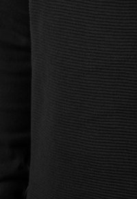 Zwarte textuurstof met fijne horizontale ribbels, die een lichte rek en een zachte uitstraling vertoont, geschikt voor casual kleding.