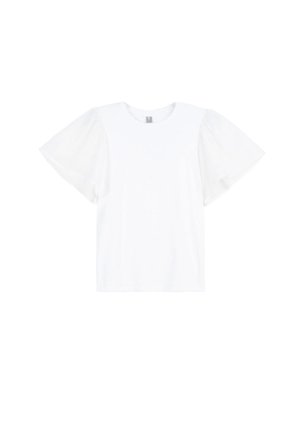 Biała koszulka z krótkim rękawem, okrągłym dekoltem i lekko bufkami na rękawach, przedstawiona na jednolitym tle.