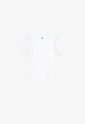 Biała koszulka z krótkim rękawem, okrągłym dekoltem i lekko bufkami na rękawach, przedstawiona na jednolitym tle.