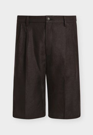 Schwarze knieumspielende, maßgeschneiderte Shorts mit Gürtelschlaufen, Knopfverschluss und vorderen Falten.