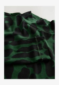 Izbrano, green animal