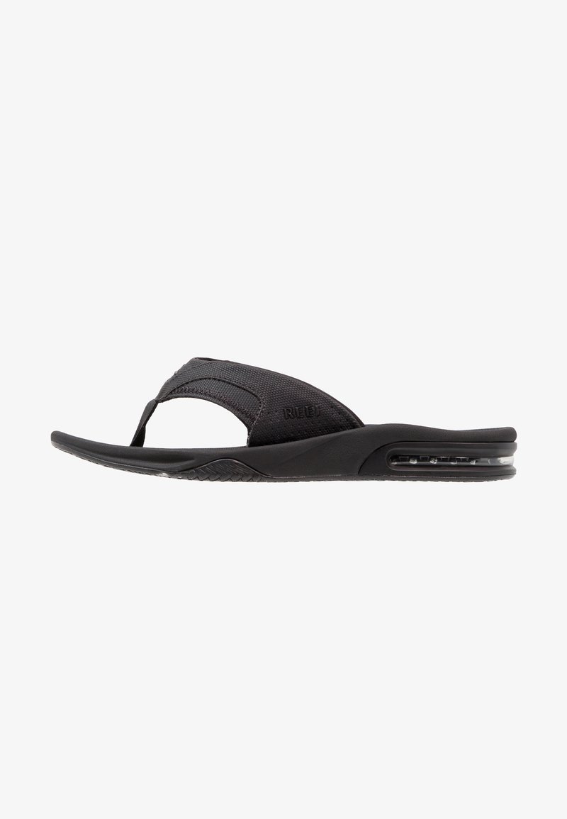 Sandale flip-flop negre cu o curea din țesătură texturată, talpă căptușită și aer în călcâi. Conține logo-ul REEF pe curea.