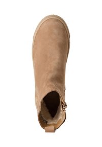 Bottine en suède beige avec un bout rond, doublure en fausse fourrure, détail de fermeture éclair sur le côté et semelle en caoutchouc texturé.