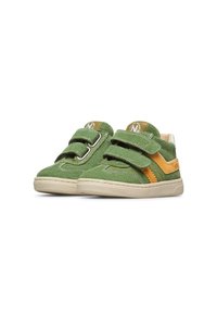 Zapatillas de ante verde con doble tira de velcro, que cuentan con una franja de acento de ante amarillo, suela de goma beige y diseño de punta redonda.