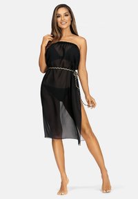 Czarna, przezroczysta sukienka bez ramiączek z marszczonym dekoltem, bocznym rozcięciem i metalicznym plecionym paskiem podkreślającym talię.