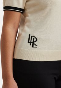 Lauren Ralph Lauren Woman EYELAH TWO TONE SHORT SLEEVE SWEATER - Apdrukāts T-krekls - mascarpone cream/black