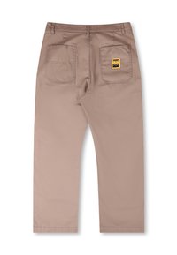 Bruine katoenen broek met een recht model, voorzien van twee achterzakken en een geel logo op de rechterzak.