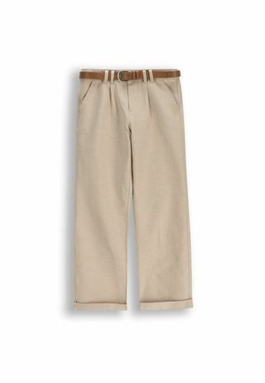Beżowe spodnie o szerokich nogawkach z podwiniętymi krawędziami, przednimi kieszeniami, zakładkami i brązowym skórzanym paskiem z srebrną klamrą.