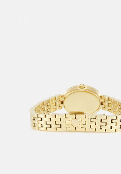 Gouden metalen schakelhalsband horloge met een ovalen kast, van achteren getoond op een witte achtergrond.