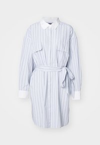 Joslas krekla kleita, gaiši zila ar baltām svītrām. Garas piedurknes, pogājama josta priekšā, divas krūšu kabatas, jostas saite, balta apkakle un aproces. Gluda auduma tekstūra.