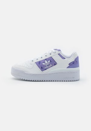 Baskets Adidas blanches et violettes avec motif floral sur le panneau latéral et semelle épaisse, présentées de profil sur fond blanc.