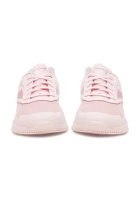 Pantofi sport roz cu un superior din plasă, închidere cu șireturi și talpă texturată. Dispune de un logo subtil și un design de susținere.