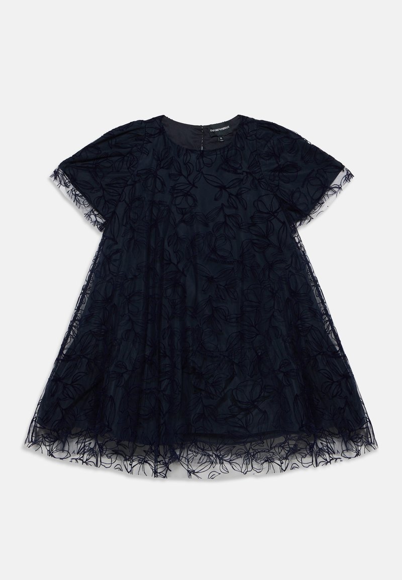 Robe noire à manches courtes avec superposition en dentelle florale transparente et col rond, posée à plat sur un fond clair.