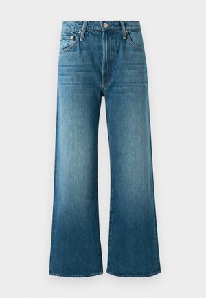 Jean large en denim bleu avec des détails délavés, poches avant, passants de ceinture et fermeture à bouton.