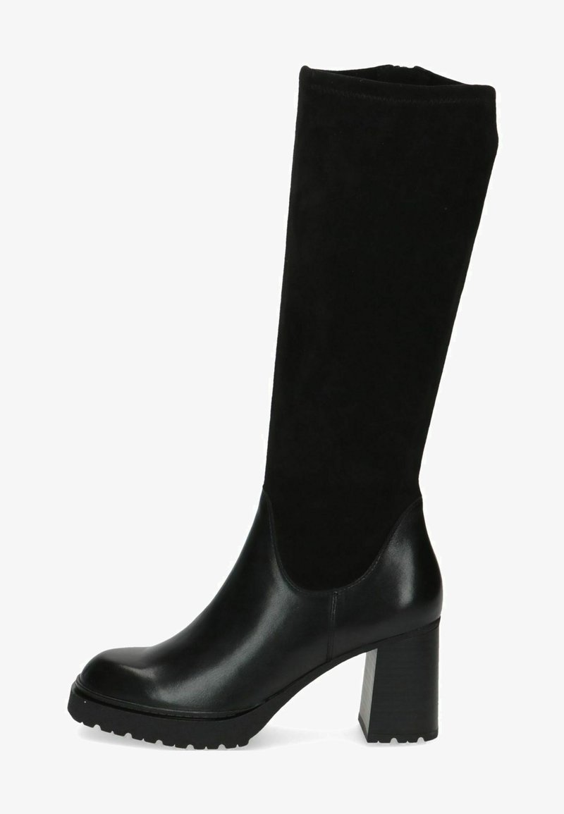Bota negra hasta la rodilla que combina cuero y ante, con un tacón grueso y suela texturizada. Acabado suave con un diseño elegante.