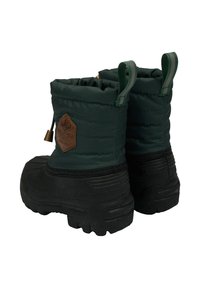 Bottes d'hiver vertes isolées avec une semelle extérieure en caoutchouc noir, une tige en tissu matelassé, et un logo en cuir hexagonal. Comprend des languettes pour faciliter l'enfilage.