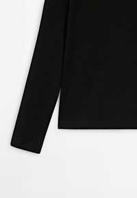 Schwarzes langärmeliges Oberteil mit glatter Textur. Verf�ügt über einen runden Halsausschnitt und einen geraden Saum, der minimalistische Nähdetails zeigt.