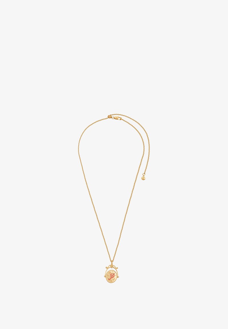 Collana in oro con un pendente rotondo che presenta un'iniziale rossa e decorazioni. La catena è dotata di un gancio con estensione per la regolazione della lunghezza.