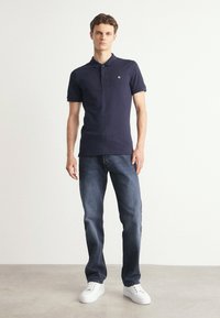 Calvin Klein Jeans BADGE SLIM - Poloskjorter - night sky