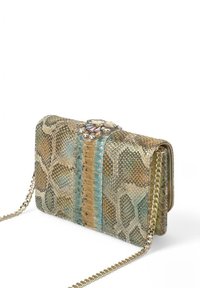 Bolso de piel de serpiente con acentos dorados y azules, correa de cadena, forma rectangular, superficie texturizada y joya decorativa en la solapa.