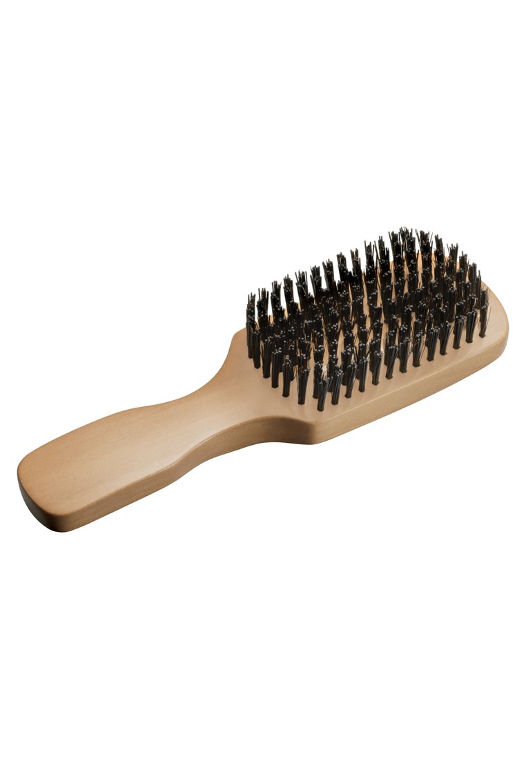 Cepillo de paleta de madera con un mango sólido de color beige claro, cerdas negras dispuestas en un patrón denso sobre una cabeza rectangular.