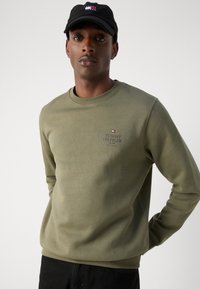 Tommy Hilfiger STACK - Melegítőfelső - green