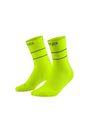PRO RUN COMPRESSION REFLECTIVE MID CUT - Sportsocken - neon yellow