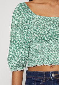 ONLY Petite ONLPELLA 2/4 SMOCK - Marškinėliai su spaudiniu - abundant green