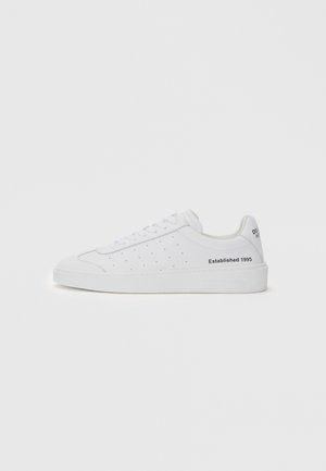 Trainers - white