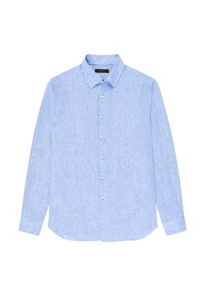 Camisa de lino azul claro de manga larga con cuello clásico, cierre de botones en la parte delantera y puños abotonados, extendida sobre un fondo blanco.