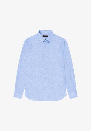 Hellblaues Leinenhemd mit langen Ärmeln, klassischem Kragen, durchgehendem Knopfverschluss und geknöpften Manschetten, flach auf weißem Hintergrund ausgelegt.